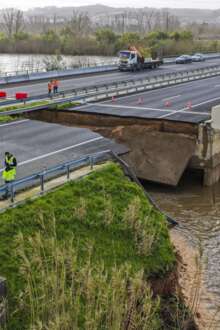 A A1 aberta pela força da água do rio.